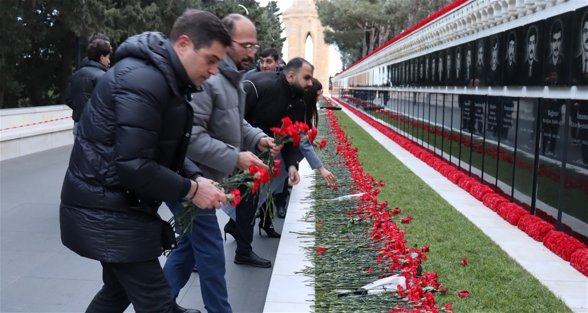 Qarabağ Dirçəliş Fondunun kollektivi Şəhidlər Xiyabanını ziyarət edib