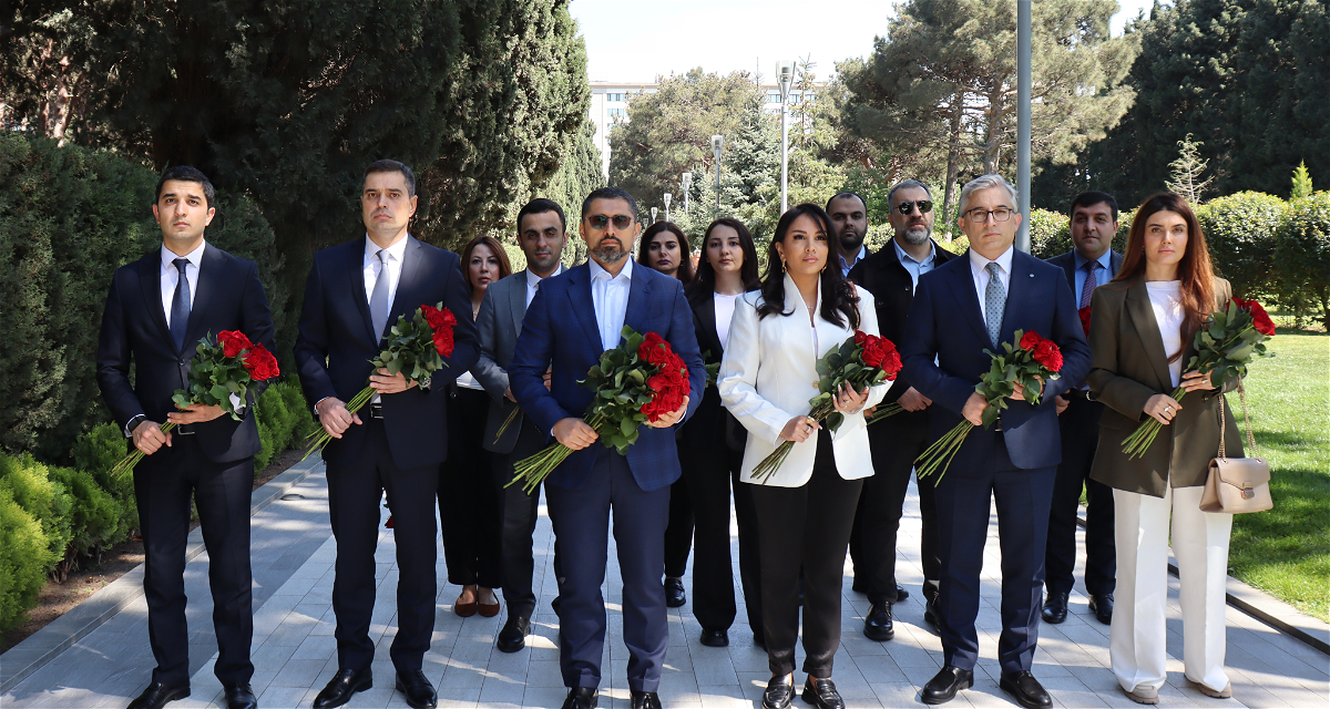 Qarabağ Dirçəliş Fondunun kollektivi Ulu Öndər Heydər Əliyevin məzarını ziyarət edib