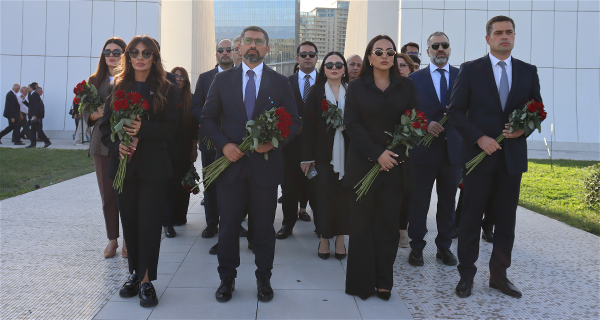 Qarabağ Dirçəliş Fondunun rəhbərliyi və kollektivi Anım Günü ilə əlaqədar Zəfər Parkını ziyarət edib