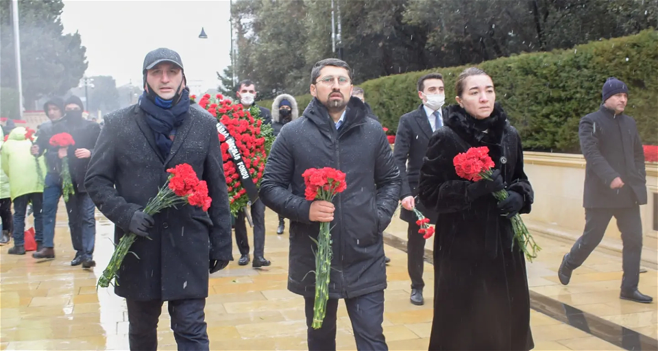 Qarabağ Dirçəliş Fondunun əməkdaşları Şəhidlər xiyabanını ziyarət ediblər - FOTO