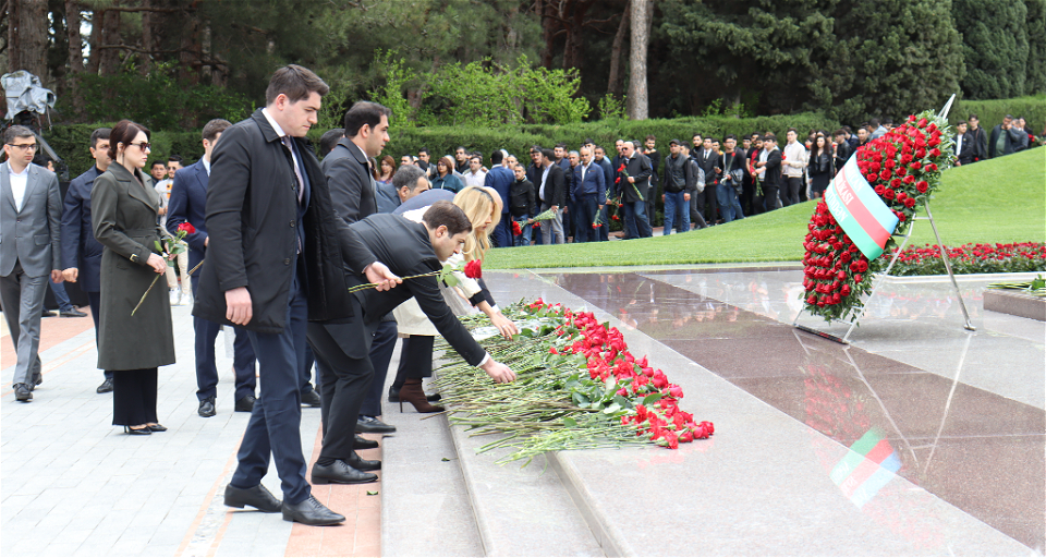 Qarabağ Dirçəliş Fondunun əməkdaşları ulu öndər Heydər Əliyevin məzarını ziyarət ediblər