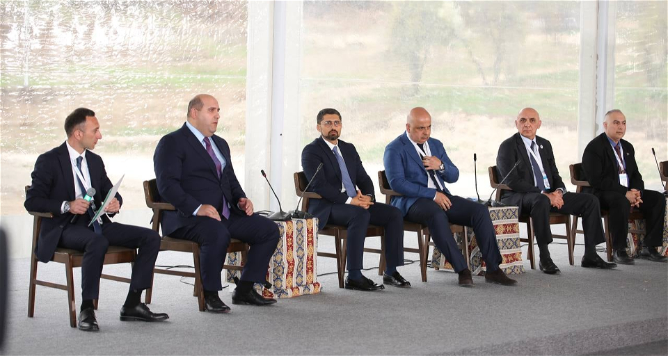 Qarabağ Dirçəliş Fondunun İdarə Heyətinin sədri Rəhman Hacıyev Şuşada keçirilən Dünya azərbaycanlılarının 5-ci qurultayında çıxış edib
