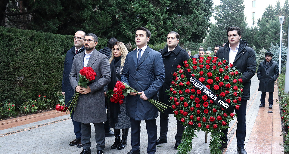 Qarabağ Dirçəliş Fondunun kollektivi ulu öndər Heydər Əliyevin məzarını ziyarət edib