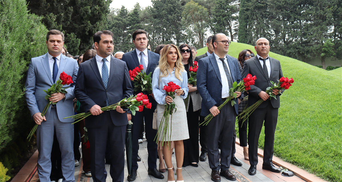 Qarabağ Dirçəliş Fondunun kollektivi ulu öndər Heydər Əliyevin məzarını ziyarət edib
