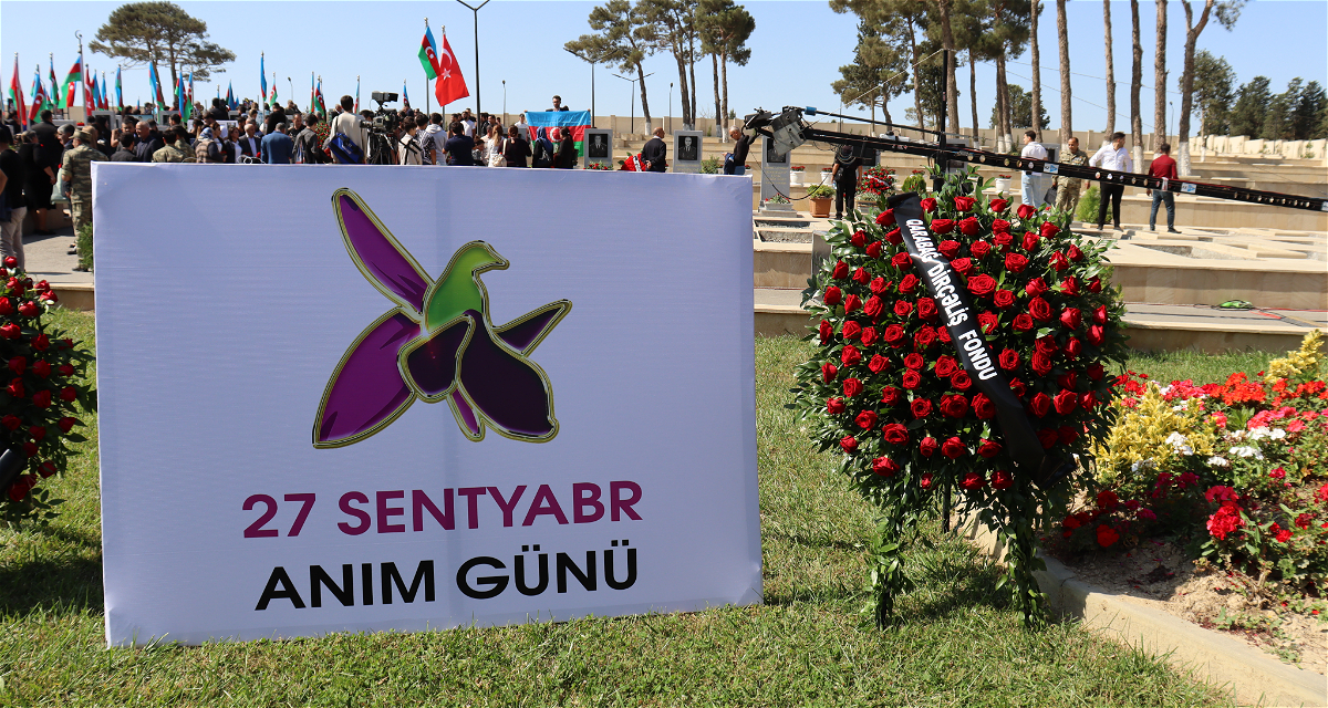 Qarabağ Dirçəliş Fondunun əməkdaşları İkinci Şəhidlər xiyabanını və Zəfər Parkını ziyarət edib
