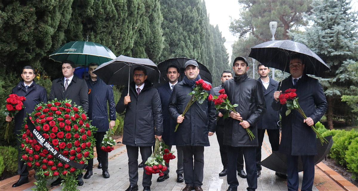 Qarabağ Dirçəliş Fondunun kollektivi ulu öndər Heydər Əliyevin məzarını ziyarət edib