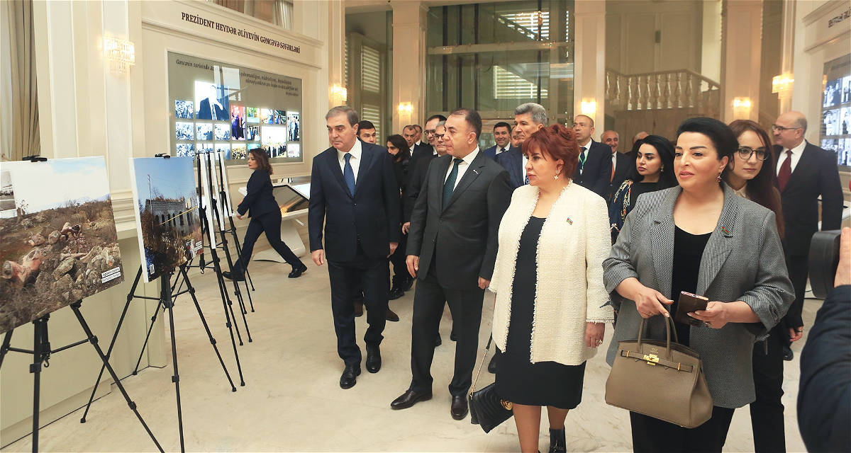 Gəncədə keçirilən beynəlxalq elmi-praktiki konfransın iştirakçıları “Qarabağda urbisid” fotosərgisi ilə tanış olublar