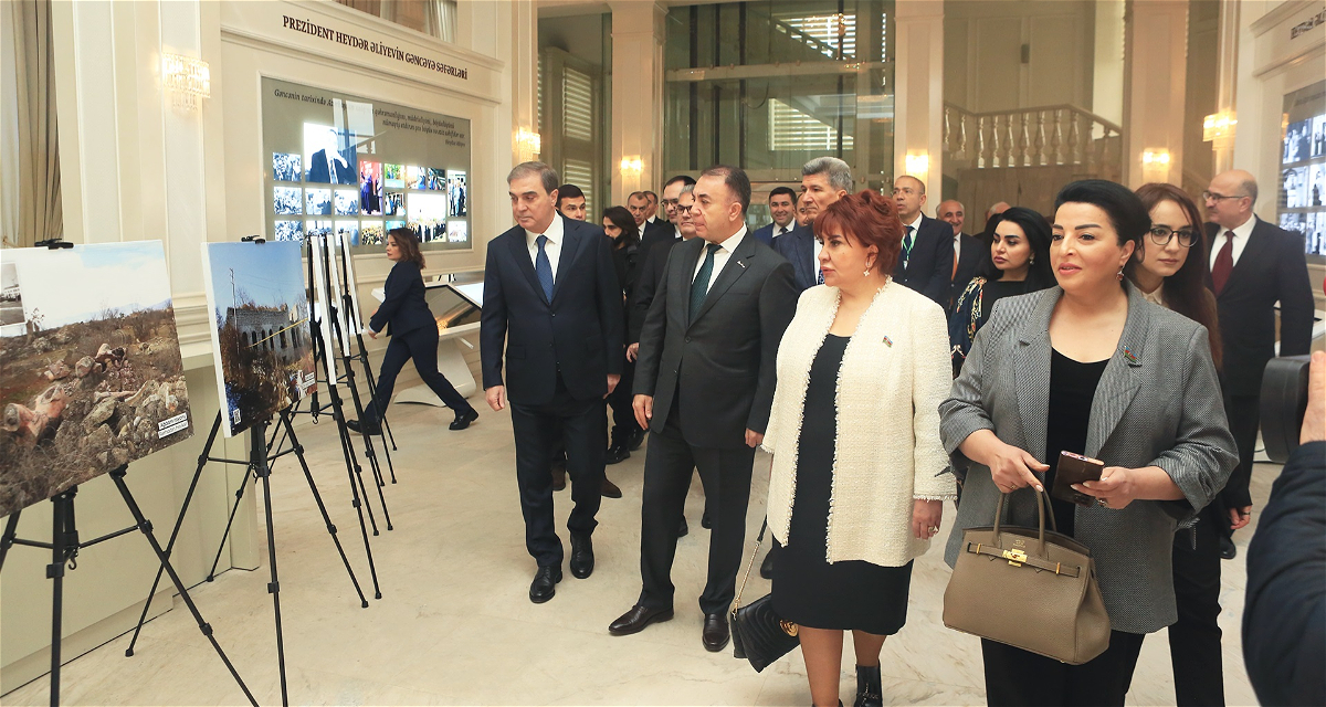Gəncədə keçirilən beynəlxalq elmi-praktiki konfransın iştirakçıları “Qarabağda urbisid” fotosərgisi ilə tanış olublar