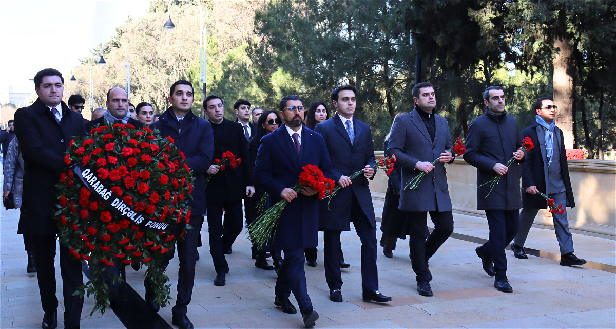Qarabağ Dirçəliş Fondunun əməkdaşları Şəhidlər Xiyabanını ziyarət edib