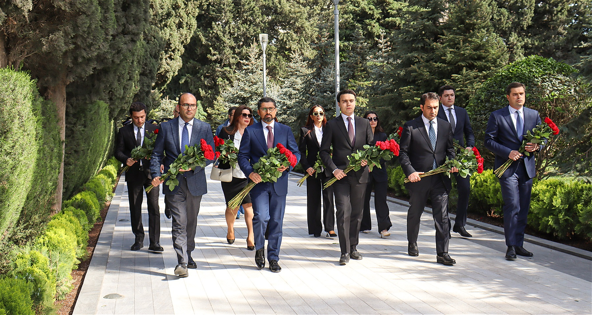 Qarabağ Dirçəliş Fondunun kollektivi ulu öndər Heydər Əliyevin məzarını ziyarət edib