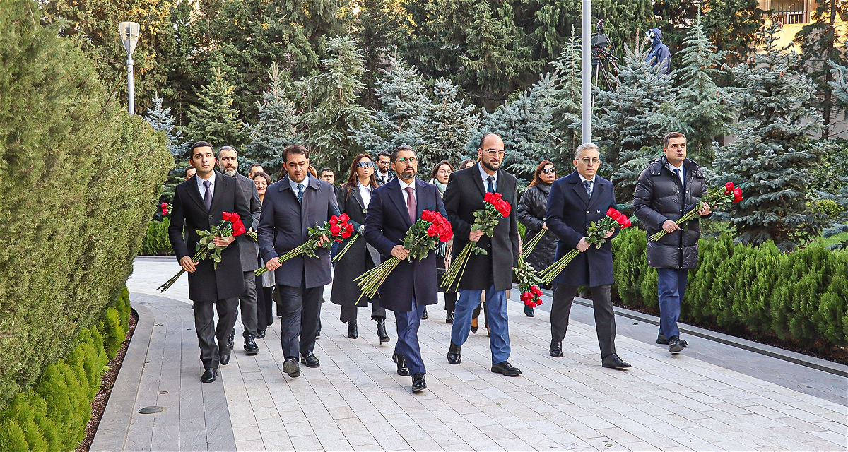 Qarabağ Dirçəliş Fondunun kollektivi ulu öndər Heydər Əliyevin məzarını ziyarət edib