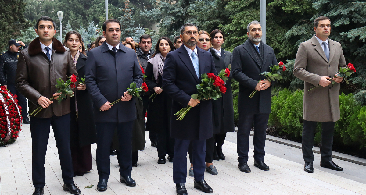 Qarabağ Dirçəliş Fondunun kollektivi Ulu Öndər Heydər Əliyevin məzarını ziyarət edib